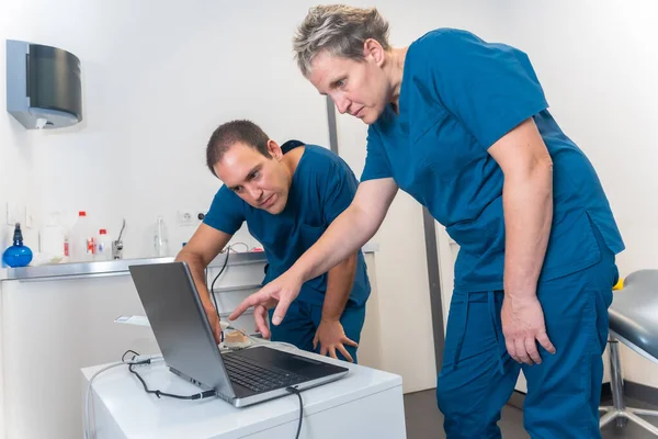 Lääkäri Hammashoitolassa Selittää Naislääkärille Miten Hammasproteesi Skannataan Tietokoneella — kuvapankkivalokuva