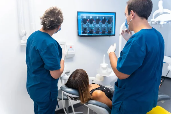 Hammashoitola Lääkärit Selittävät Potilaalle Miten Hänen Hampaansa Ovat Tarkistuksessa — kuvapankkivalokuva