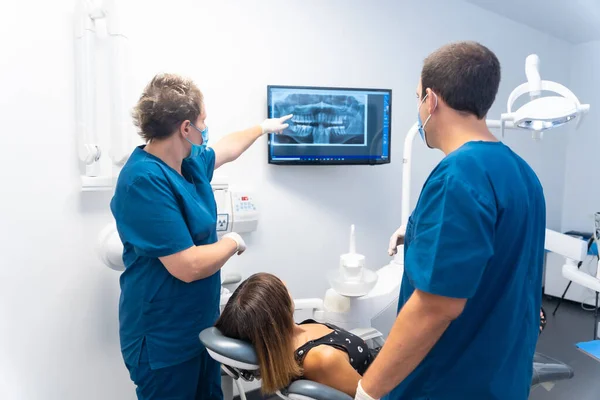 Clínica Dentária Paciente Sentada Falar Com Dentistas Sobre Dentes Radiografia — Fotografia de Stock