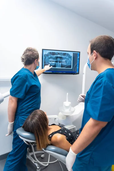 Clínica Dentária Paciente Sentada Falar Com Dentistas Sobre Dentes Olhar — Fotografia de Stock