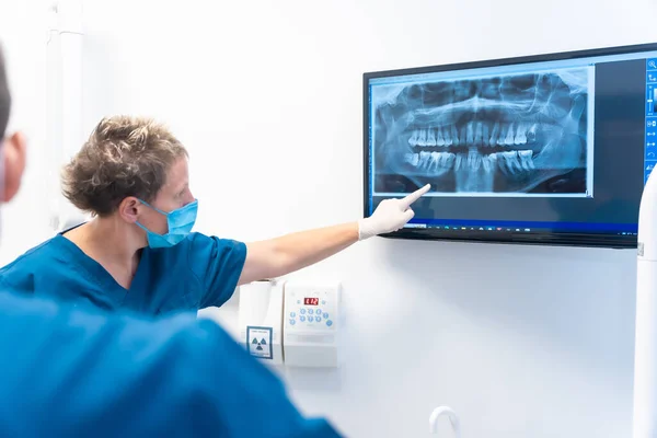 Clínica Odontológica Paciente Sentado Conversando Com Dentistas Sobre Tratamento Que — Fotografia de Stock