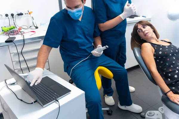 Klinika Stomatologiczna Dentysta Przygotowuje Nowy Skaner Produkcji Zębów — Zdjęcie stockowe