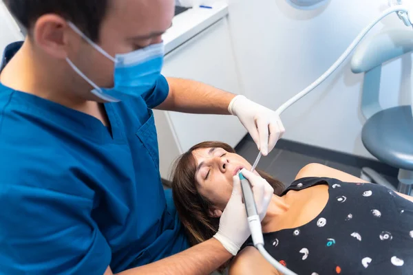 Klinika Stomatologiczna Dentysta Napełniający Młodego Pacjenta — Zdjęcie stockowe