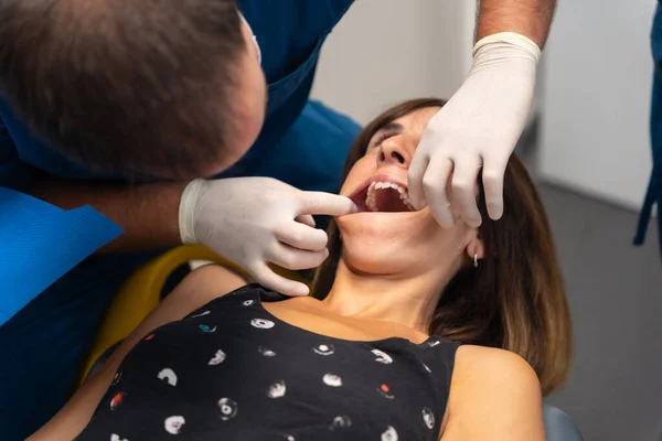 Clínica Dentária Dentista Olhando Para Prótese Paciente Jovem — Fotografia de Stock