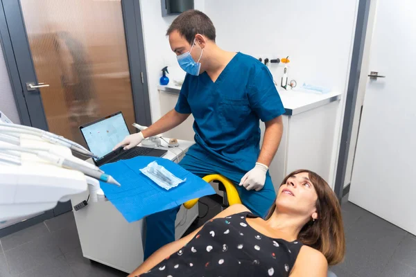 Clínica Dental Dentista Mirando Dentadura Postiza Paciente Joven —  Fotos de Stock