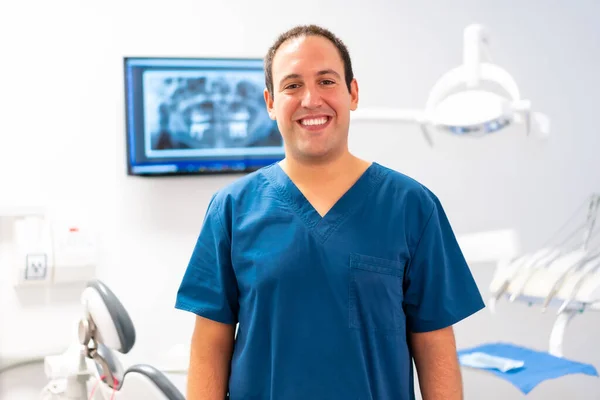 Clínica Dental Retrato Una Dentista Caucásica Sonriendo Lugar Trabajo Propietario —  Fotos de Stock