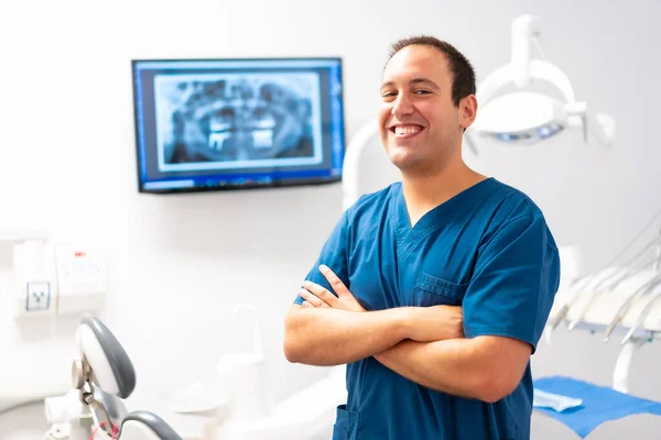 Clínica Dentária Retrato Dentista Caucasiana Com Braços Cruzados Sorrindo — Fotografia de Stock