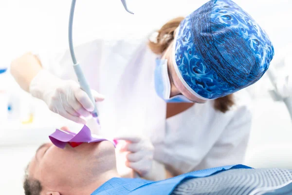 Tandheelkundige Kliniek Een Arts Die Een Wortelkanaal Naar Een Patiënt — Stockfoto