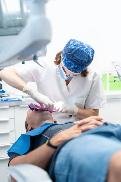 Klinika Stomatologiczna Lekarz Wykonujący Operację Endodoncji Pacjenta — Zdjęcie stockowe