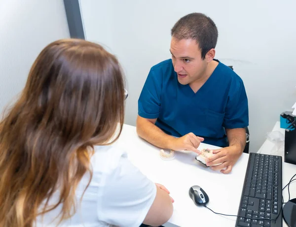 Zahnklinik Zahnarzt Erklärt Dem Kunden Die Zähne Die Ein Modell — Stockfoto