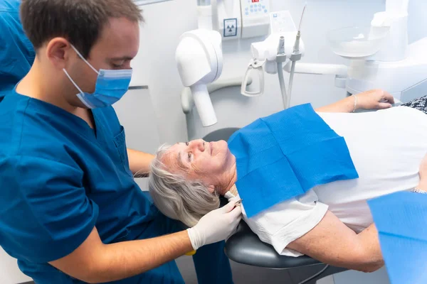 Klinika Stomatologiczna Starsza Kobieta Leżąca Dentysty Podczas Badania Stomatologicznego — Zdjęcie stockowe