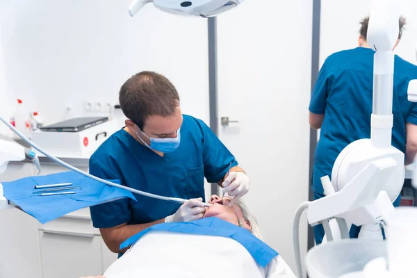 Klinika Stomatologiczna Starsza Kobieta Dentysty Sprawdzająca Implanty Lekarza Dentysty — Zdjęcie stockowe