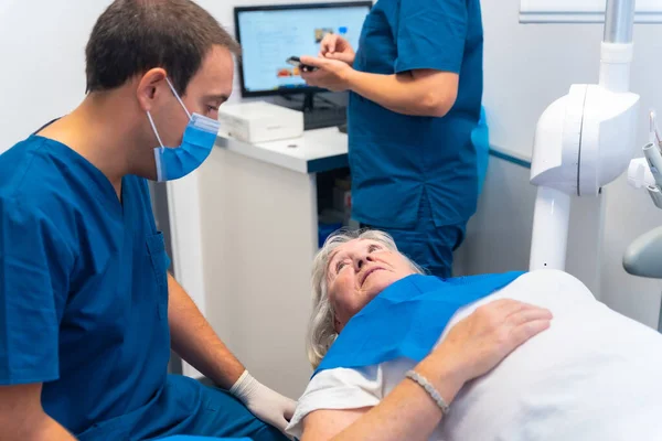 Klinika Stomatologiczna Lekarz Dentysta Wyjaśniający Starszej Kobiecie Wynik Badania Stomatologicznego — Zdjęcie stockowe