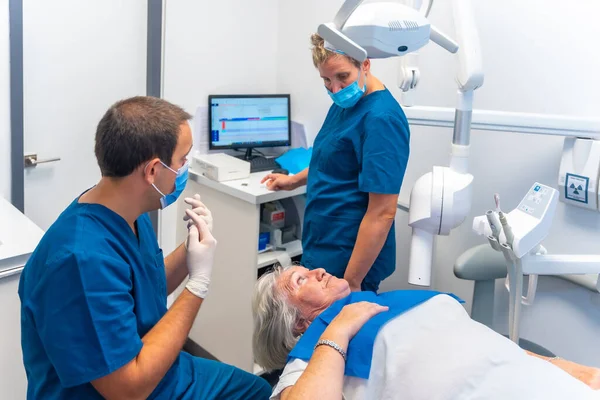 Clínica Odontológica Médico Dentista Assistente Explicando Uma Mulher Idosa Check — Fotografia de Stock