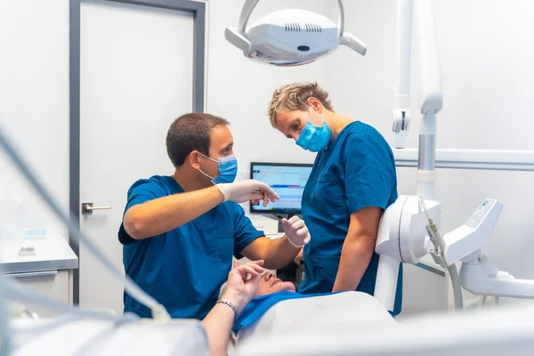 Klinika Stomatologiczna Lekarz Dentysta Asystent Badający Zęby Starszej Kobiety Leżącej — Zdjęcie stockowe