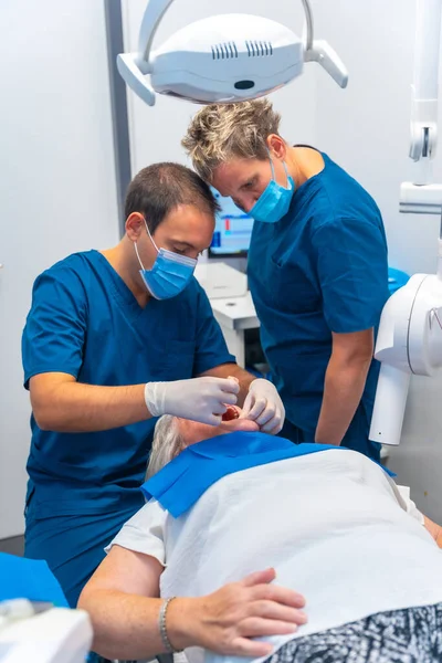 Clínica Odontológica Médico Dentista Assistente Examinando Dentes Uma Mulher Idosa — Fotografia de Stock