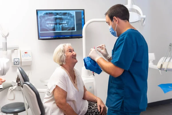 Clínica Odontológica Médico Dentista Divertindo Com Mulher Idosa Deitada Mesa — Fotografia de Stock