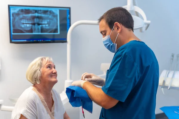 Clínica Odontológica Médico Dentista Explicando Para Mulher Idosa Tratamento Dentário — Fotografia de Stock
