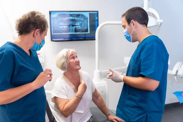 Zahnklinik Zahnarzt Erklärt Älteren Frauen Zahnbehandlung Zahnersatz — Stockfoto