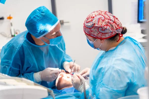 Moment Des Gesprächs Zwischen Zwei Ärztinnen Einer Oralen Operation Zahnärztinnen — Stockfoto