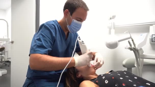 Clínica Dentária Exame Médico Anual Rotina Uma Jovem Olhar Para — Vídeo de Stock