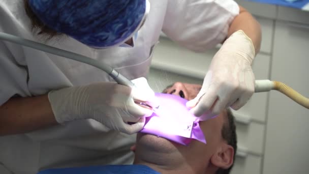 Clínica Dental Médico Que Realiza Una Operación Endodóntica Paciente — Vídeos de Stock