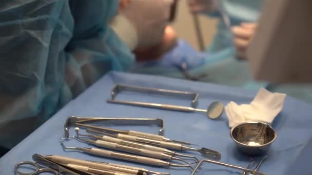 Clinica Dentistica Medico Dentista Che Prepara Tutti Gli Utensili Prima — Video Stock