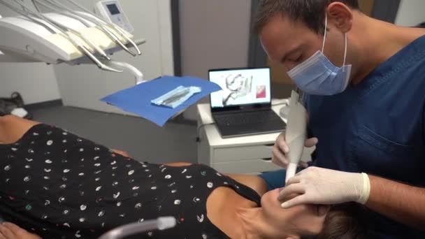 Clínica Odontológica Detalhe Dentista Realizando Uma Varredura Paciente Deitado — Vídeo de Stock