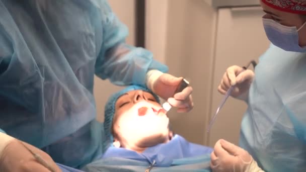 Clínica Odontológica Médico Dentista Assistente Com Ternos Azuis Realizando Uma — Vídeo de Stock