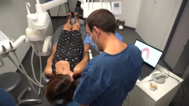 牙科诊所 牙医对病人进行3D扫描的详情 — 图库视频影像