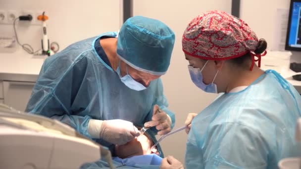 Tandvårdsklinik Tandläkare Och Assistent Med Blå Kostymer Utför Operation Ett — Stockvideo