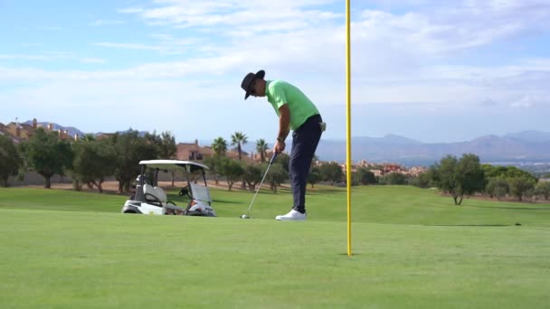 Muž Hraje Golf Dává Míč Jamky Zelené Putter — Stock video