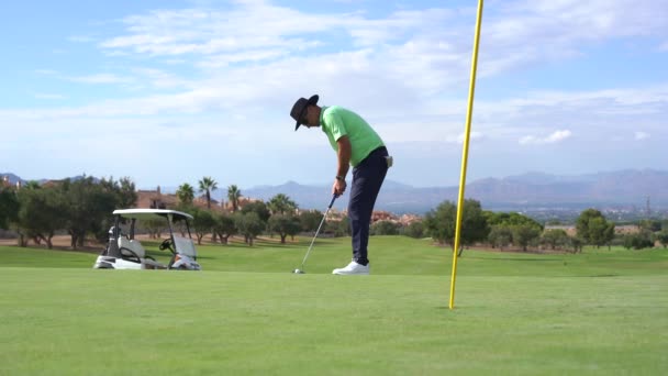 Hombre Jugando Golf Golpeando Pelota Green Con Putter — Vídeo de stock