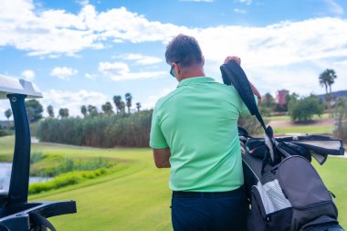 Golf oynayan, golf oynayan, golf oynayan at arabasındaki adam.