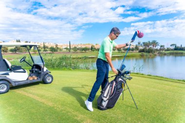 Golf oynayan adam sopayı vurmaya hazırlanıyor, golf sopası, sürücü, ütü, atış.