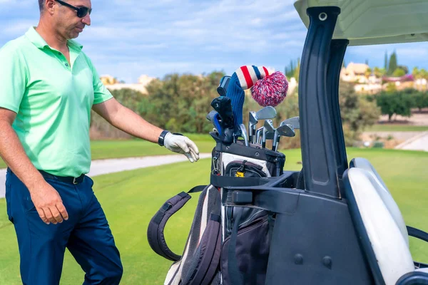 Mężczyzna Kaukaski Buggy Torbą Klubów Gra Golfa Klub Golfowy — Zdjęcie stockowe