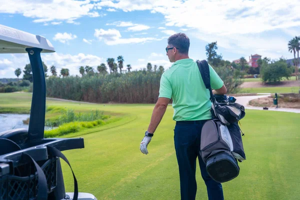 Mann Buggy Mit Der Tüte Schläger Golf Spielen Golfschläger — Stockfoto