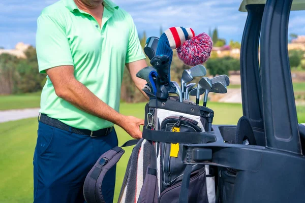 Hombre Caucásico Buggy Con Bolsa Palos Jugando Golf Club Golf —  Fotos de Stock