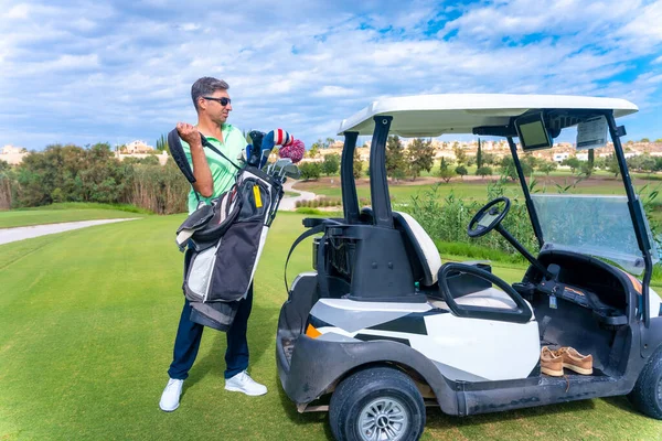 Mann Buggy Mit Der Tasche Voller Schläger Golf Spielen Golfschläger — Stockfoto