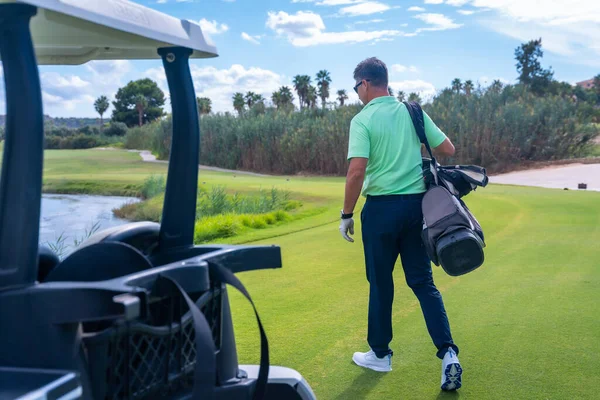 Mann Buggy Mit Der Tasche Voller Schläger Golf Spielen Golfschläger — Stockfoto