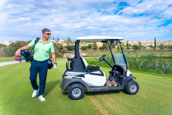 Hombre Buggy Con Bolsa Palos Mirando Campo Club Golf Conductor —  Fotos de Stock