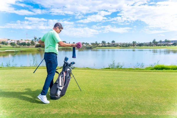 Mann Spielt Golf Golfclub See Fahrer Eisen Pitching — Stockfoto