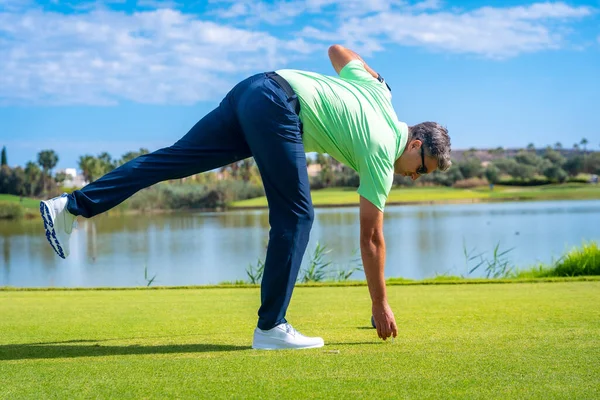 Männlicher Golfspieler Auf Einem Professionellen Golfplatz Golfer Mit Fahrerstock See — Stockfoto