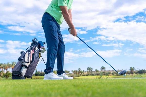 Hombre Jugando Golf Club Golf Junto Lago Preparándose Para Golpear — Foto de Stock