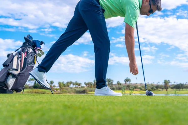 Hombre Jugando Golf Club Golf Junto Lago Poniendo Pelota —  Fotos de Stock