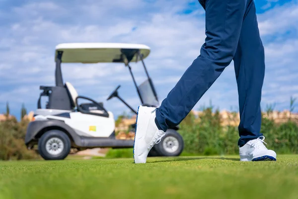 Golf Řidič Hůl Chystá Odpálit Míč Nerozpoznatelný Muž Hrající Golf — Stock fotografie