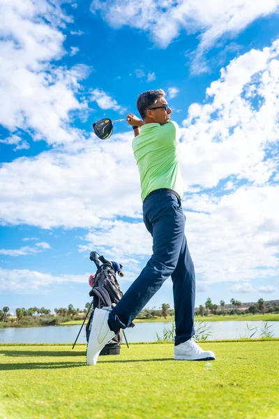 Hráč Hrající Golf Golfovém Hřišti Trefující Míček Jezera Svislá Fotka — Stock fotografie