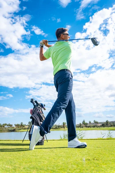 高尔夫球手在高尔夫球场上打高尔夫球的运动员 在湖边击球 垂直摄影 — 图库照片