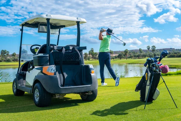 Mann Spielt Golf Golfclub Einem See Und Schlägt Den Ball — Stockfoto