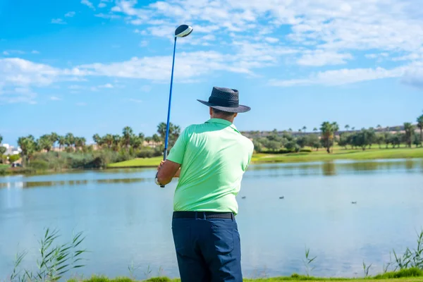Człowiek Grający Golfa Nad Jeziorem Oglądający Start Piłki — Zdjęcie stockowe